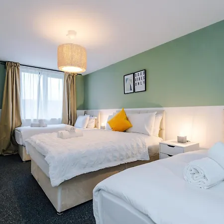 Elm Aparthotel , Collection Of Apartments Available Near Media City , Free Parking-2